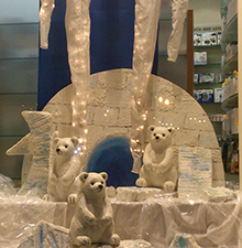 Winterliche Schaufensterdekoration mit Eisbären © Barbaras Dekoservice