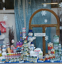 Winterliche Schaufensterdekoration mit Schneemännern © Barbaras Dekoservice