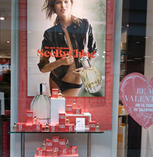 Schaufensterdekoration zum Valentinstag © Barbaras Dekoservice