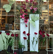 Schaufensterdekoration mit Mohnblumen © Barbaras Dekoservice