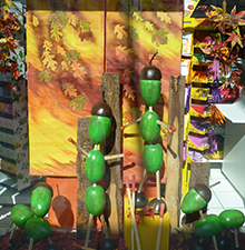 Schaufensterdekoration mit Eichelmännchen © Barbaras Dekoservice