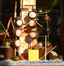 Schaufensterdekoration mit Kastanienmännchen © Barbaras Dekoservice
