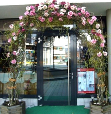 Schaufensterdekoration -Rosenbogen- © Barbaras Dekoservice