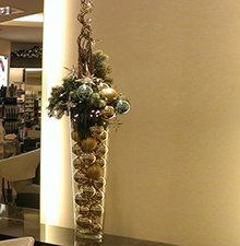 Gesteck mit Weinhachtskugeln © Barbaras Dekoservice