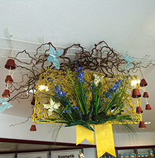 Deckendekoration mit Frühlingsblumen © Barbaras Dekoservice